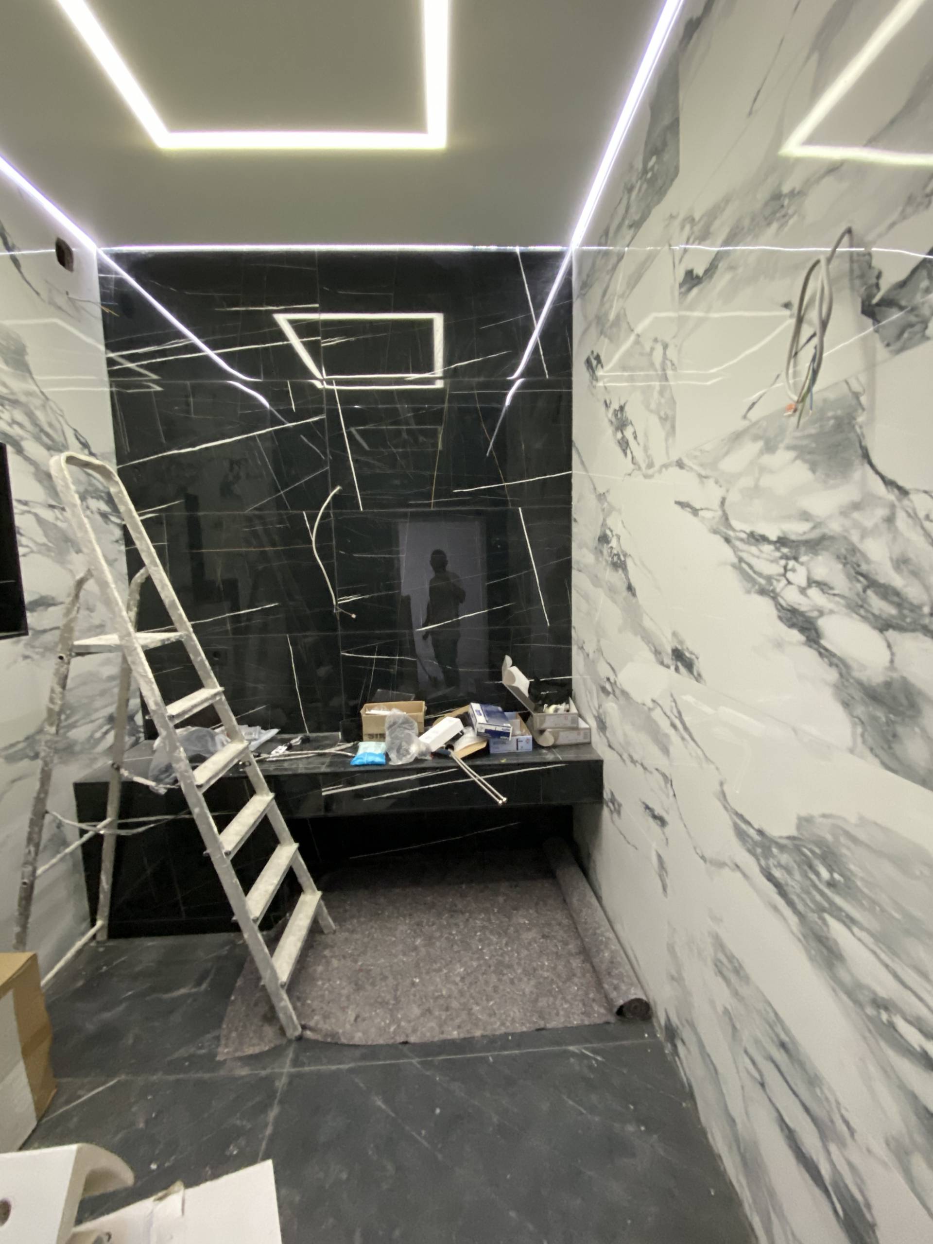 Fertiges Penthouse – luxuriöser Wohnraum mit Marmor, Echtholz und reduzierter Formensprache