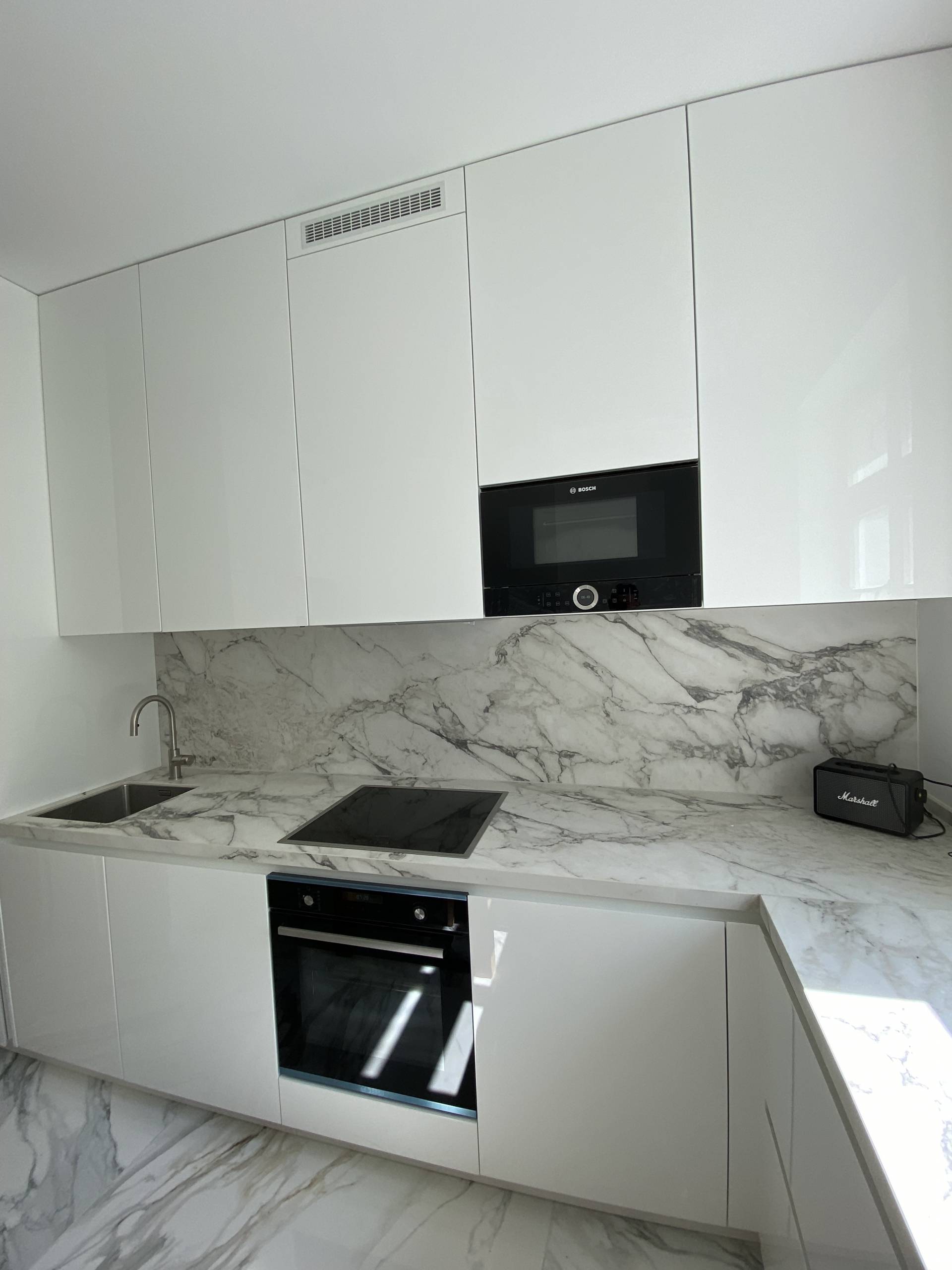 Marmor-Badezimmer im Penthouse mit großformatigen Fliesen und warmen Echtholzoberflächen