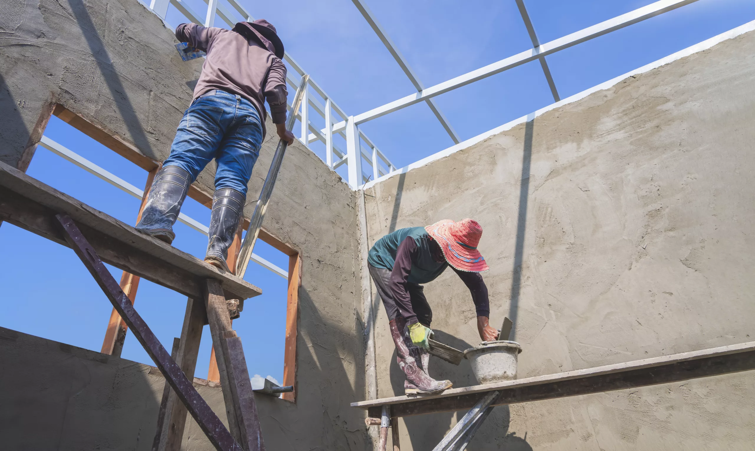 Hochbau in Berlin – Bauarbeiter auf dem Gerüst bei der Fassadenarbeit für Prime C.O.R.P.