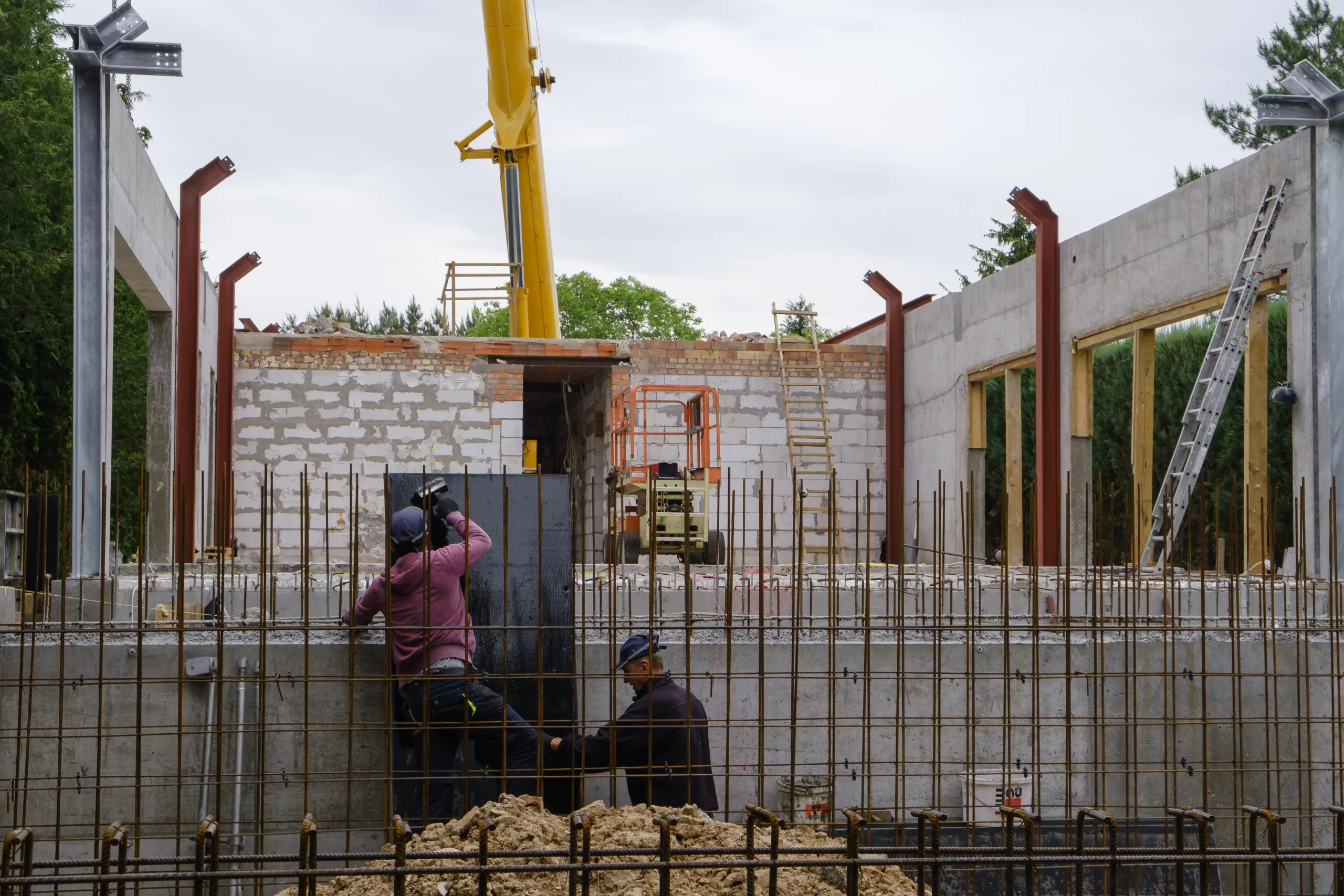 Hochbau Berlin – Fachkraft auf der Baustelle beim Bau eines Hauses durch Prime C.O.R.P.