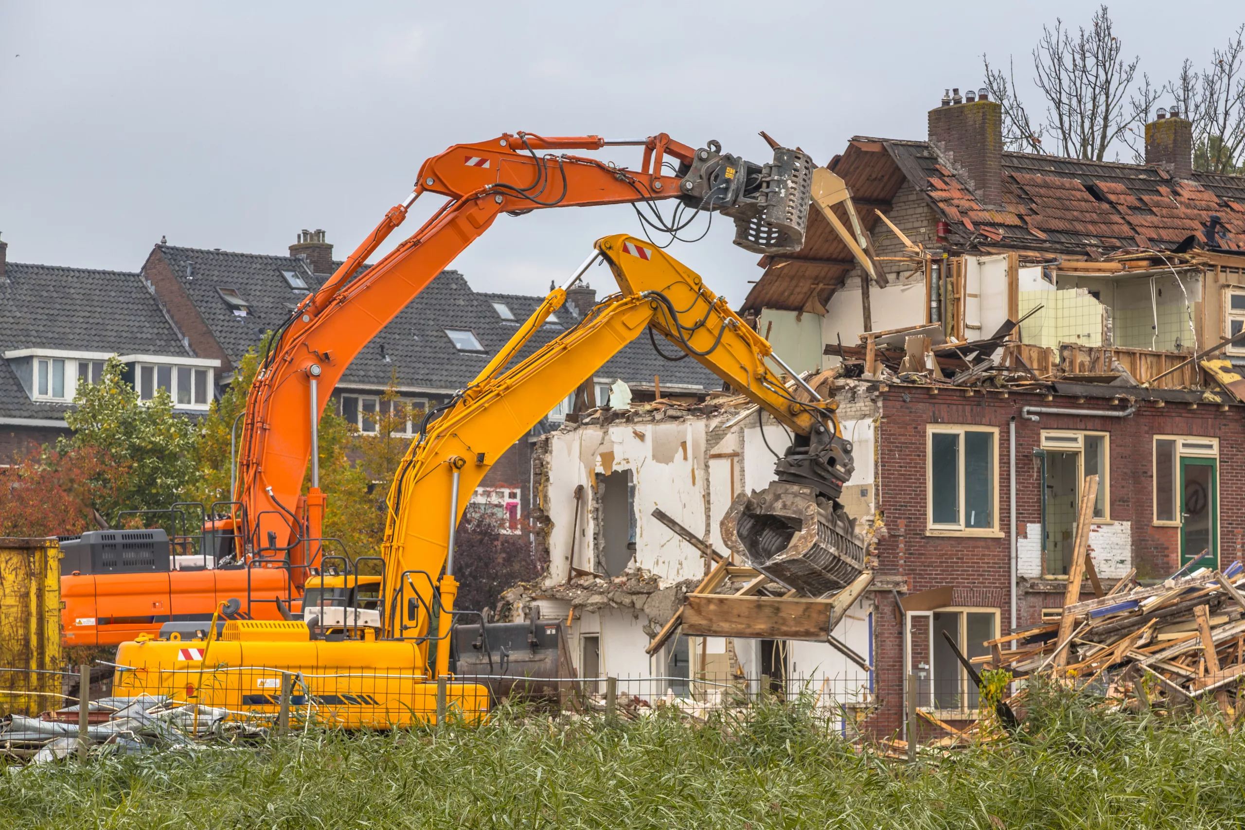 Rückbau in Berlin – zwei Abbruchkräne im Einsatz auf einer Baustelle von Prime C.O.R.P.