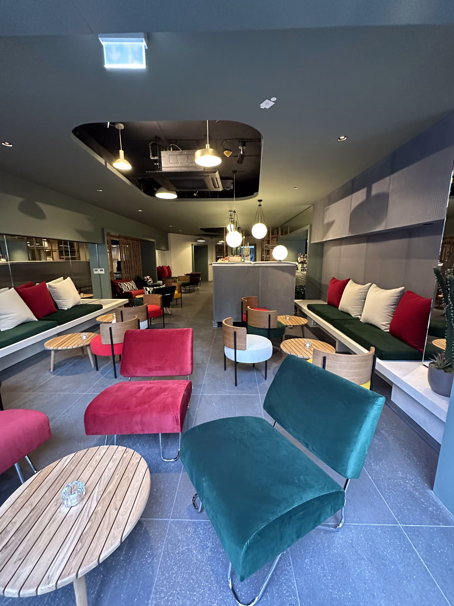 Gatpoint Hotel – Lounge-Bereich mit zonierter Beleuchtung, Hängelampen und freigelegter Deckentechnik