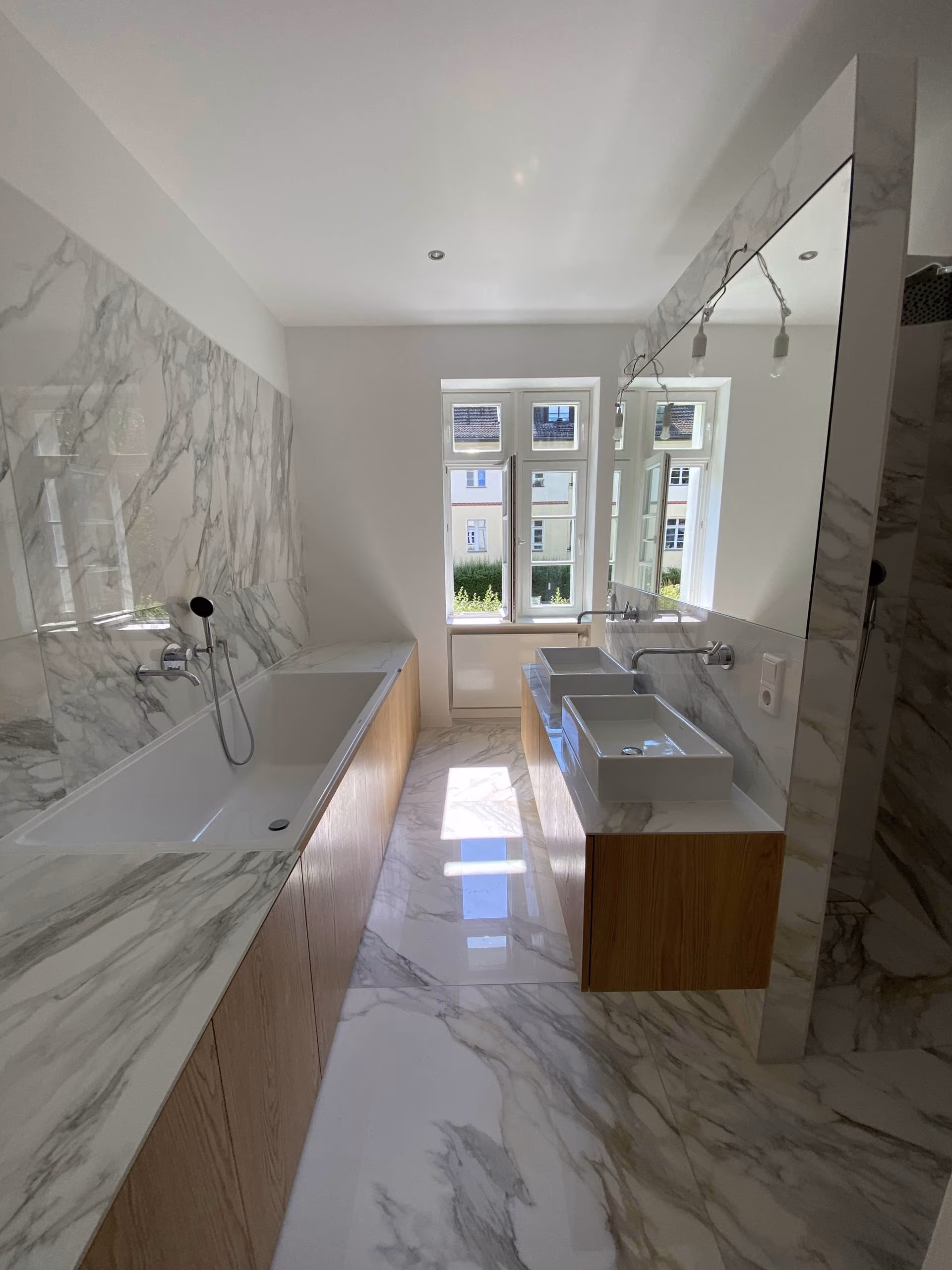 Badsanierung Berlin – modernes, funktionales Badezimmer von Prime C.O.R.P.